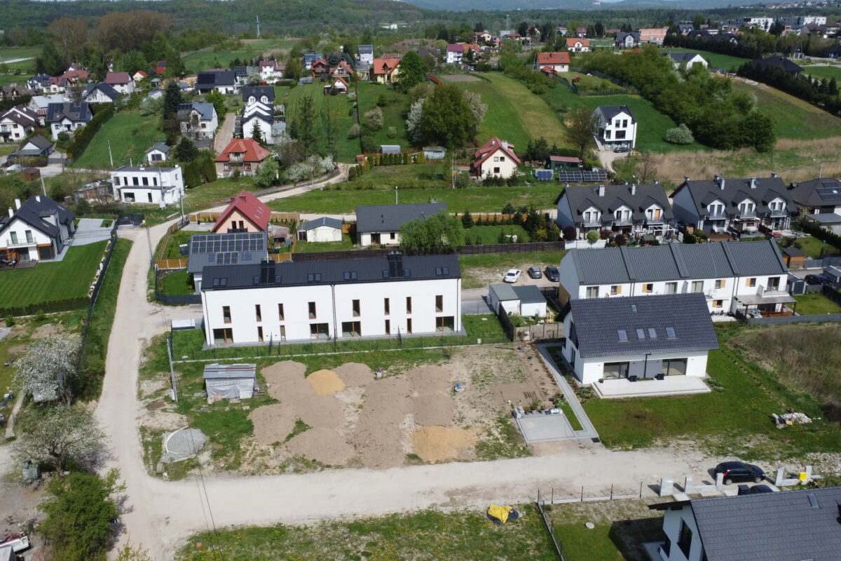 Osiedle Zielona Skawina — domy szeregowe przy ul. Łanowej w Skawinie, widok z lotu ptaka