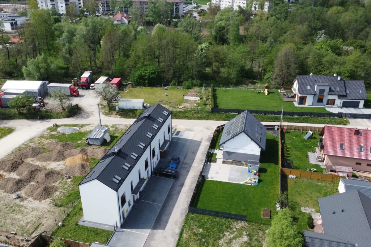 Osiedle Zielona Skawina — domy szeregowe przy ul. Łanowej w Skawinie, widok z lotu ptaka