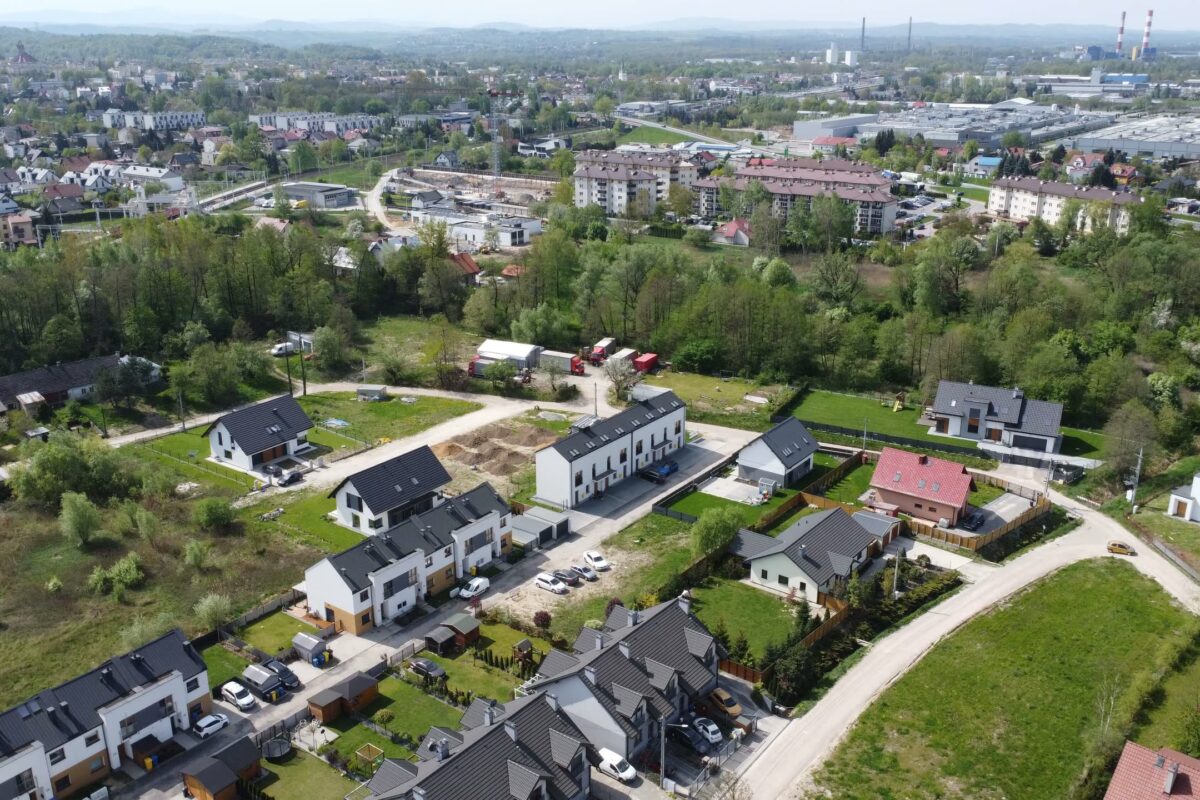 Osiedle Zielona Skawina — domy szeregowe przy ul. Łanowej w Skawinie, widok z lotu ptaka